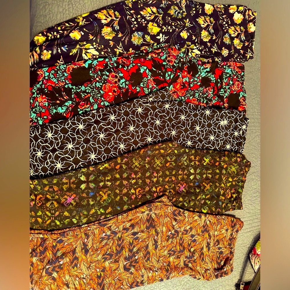 LuLaRoe buttery soft leggings size tall & curvey Fit size 14 and larger.